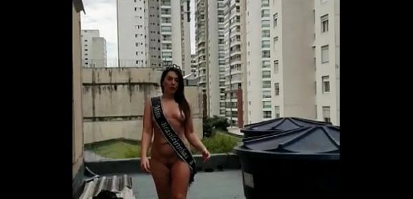  Mimi desfilando pelada na rua depois de ganhar Miss Brasileirinhass maio 2019